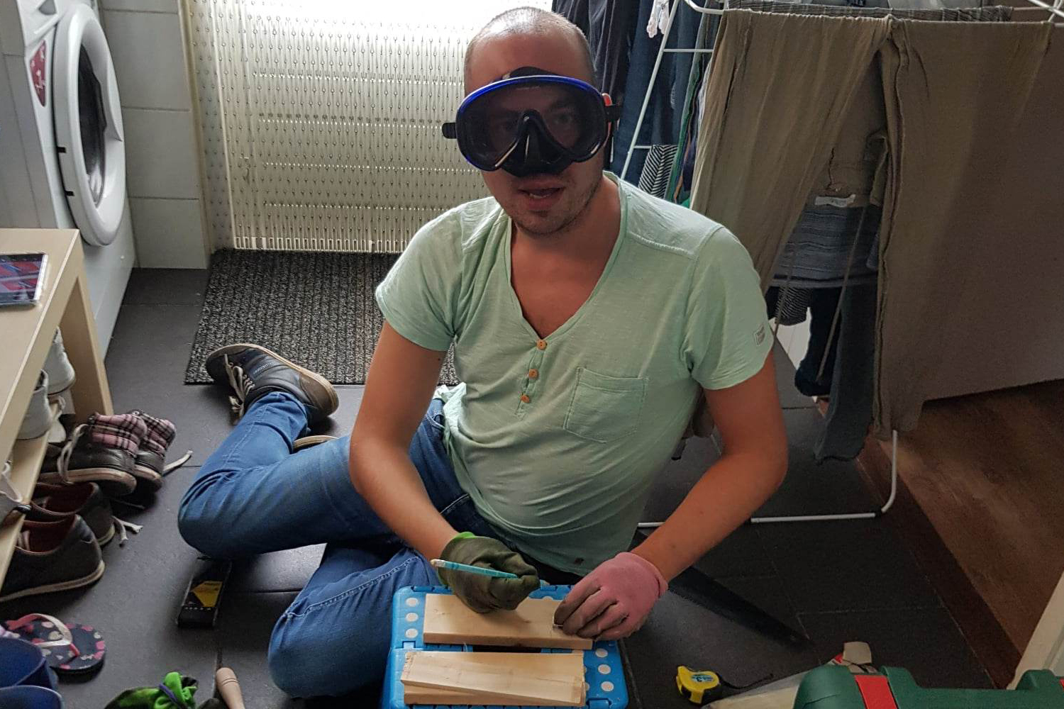 Tijdens het klussen - heeft hij werkelijk geen idee wat hij doet